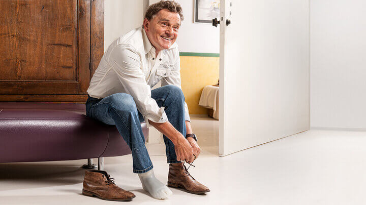 Merium protez bacak ile şehirde yürüyen kullanıcı