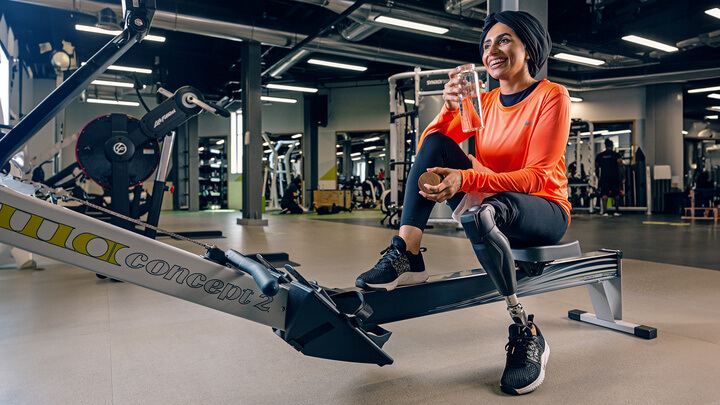 X3 protez bacak ile açık alanda yürüyen kullanıcı